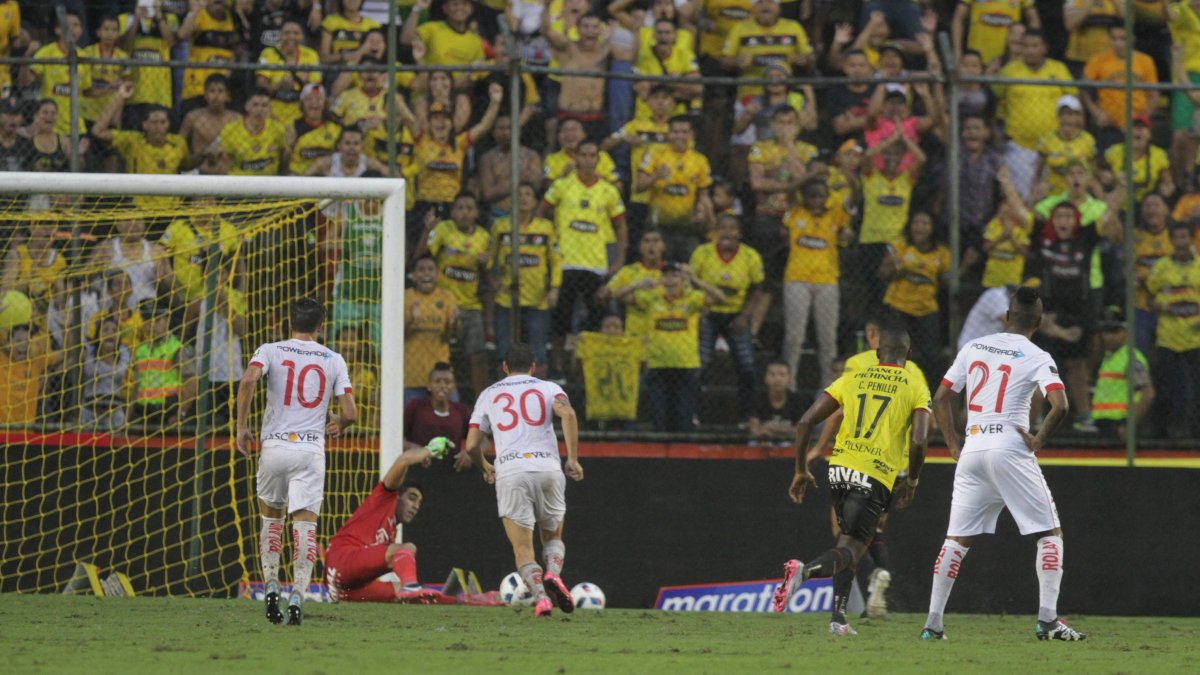 Barcelona goleó 5-0 a Liga de Quito en el regreso de Brahian Alemán al Monumental. La fiesta se completó con el penal que Lanza atajó al volante uruguayo.