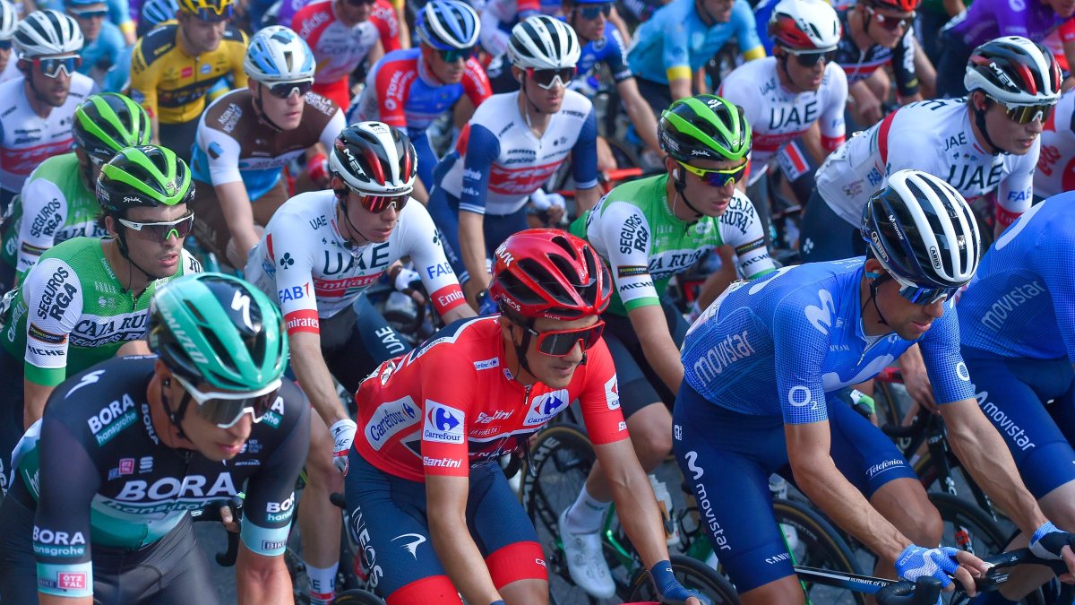 Competencia. El ecuatoriano Richard Carapaz, del Team Ineos, con el maillot rojo que perdió ayer frente a Primoz Roglic, durante la décima etapa de la Vuelta a España.