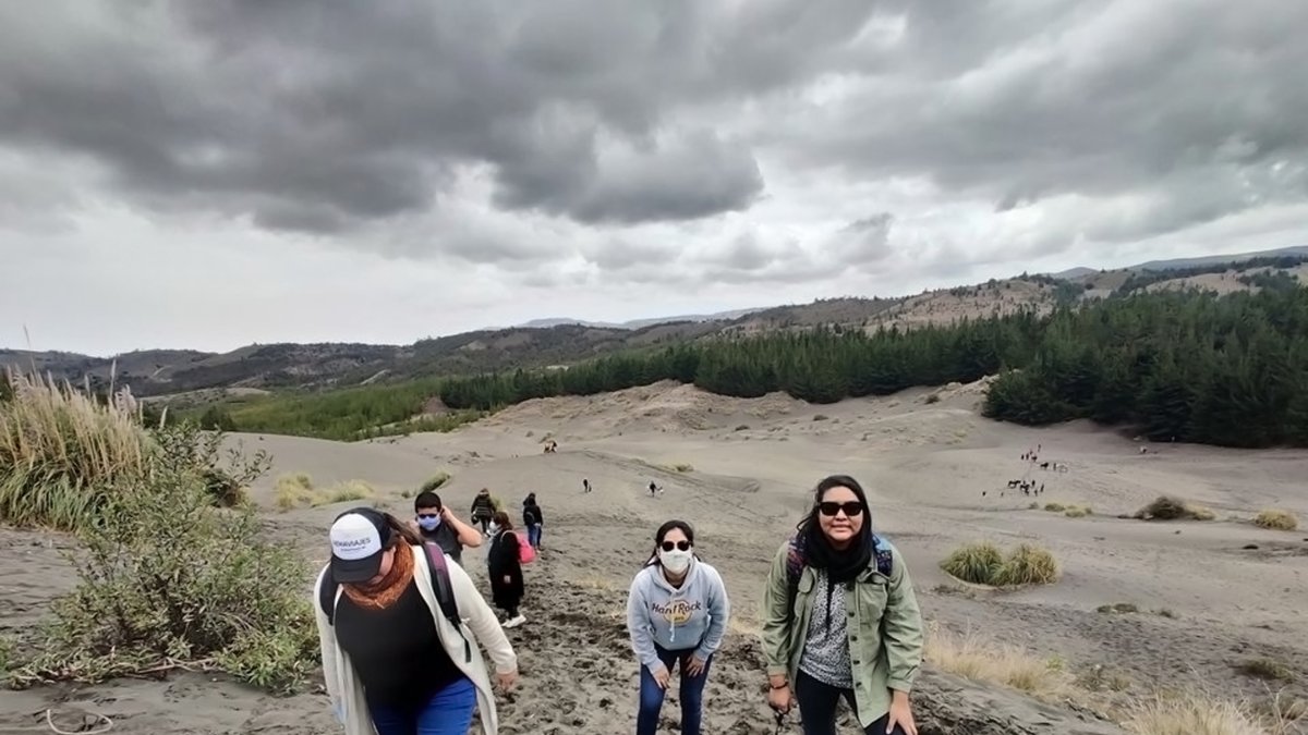 Turistas se divierten en el desierto de Palmira, en la provincia de Chimborazo.