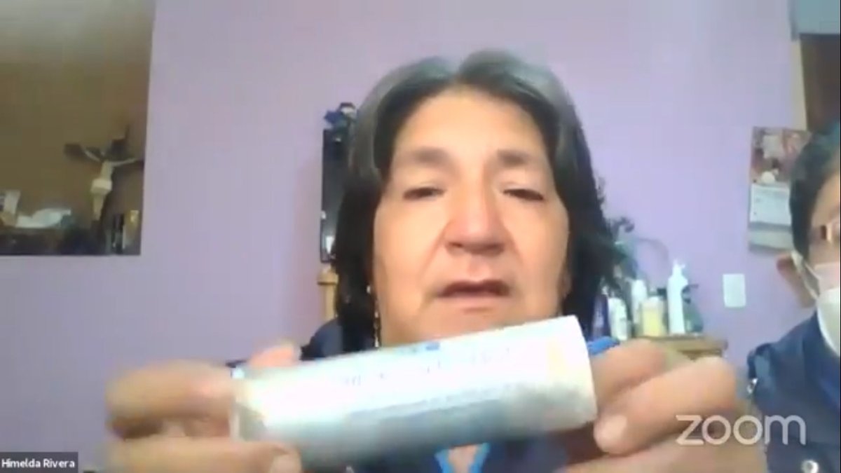 Testimonio. Imelda Rivera, madre de un fallecido en octubre pasado, con una bomba lacrimógena caducada.