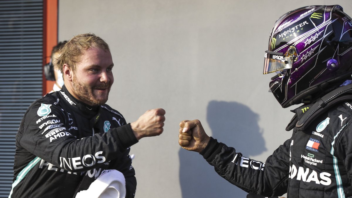 El piloto finlandés Valtteri Bottas celebra con su compañero de equipo Lewis Hamilton luego de la clasificación.