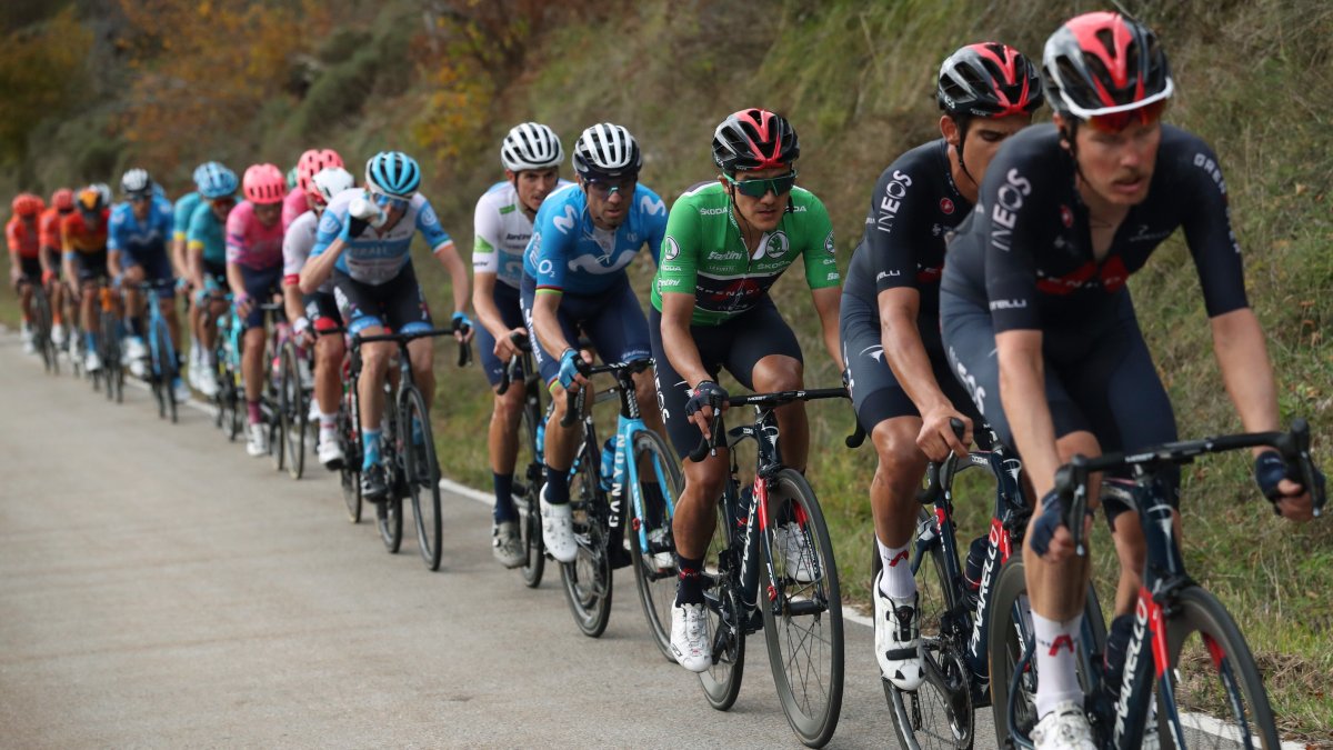 Persecución. El ciclista ecuatoriano (c) se mantuvo en el tercer pelotón donde estuvieron todos los punteros de la clasificación general. Hoy espera cerrar la montaña para descansar.