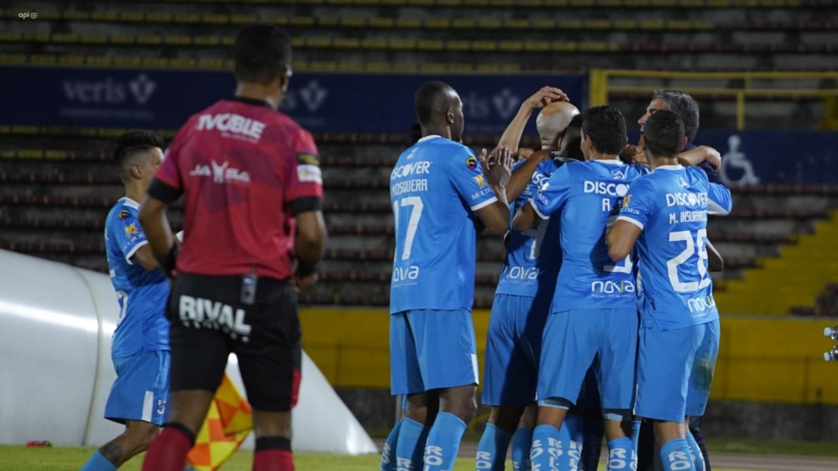 Los jugadores de la Universidad Católica esperan festejar el paso a la siguiente ronda ante el Liverpool.