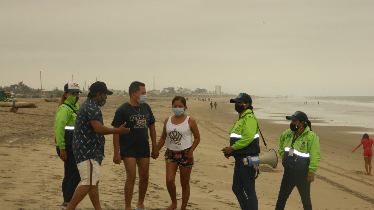 Control. Pese al cierre de la playa, algunos turistas ingresaron y fueron retirados por agentes municipales..