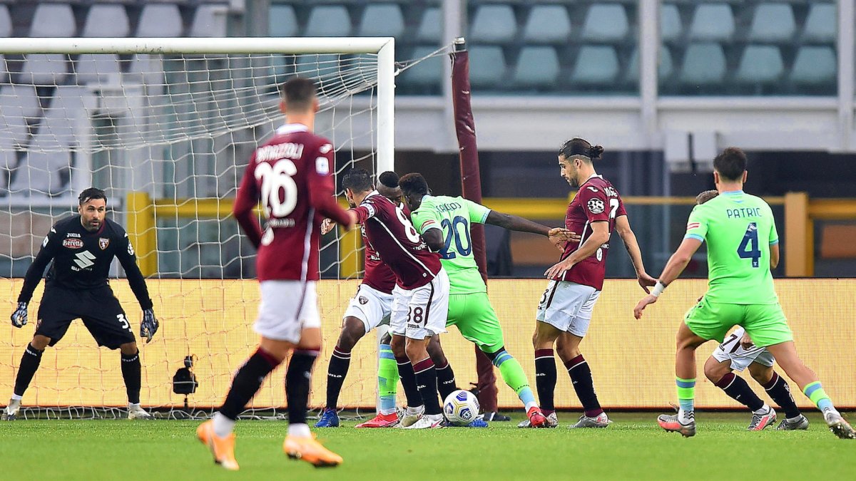 Felipe Caicedo (C) anota el 4-3 de la Lazio sobre el Torino, este domingo 1 de noviembre de 2020 por la Serie A