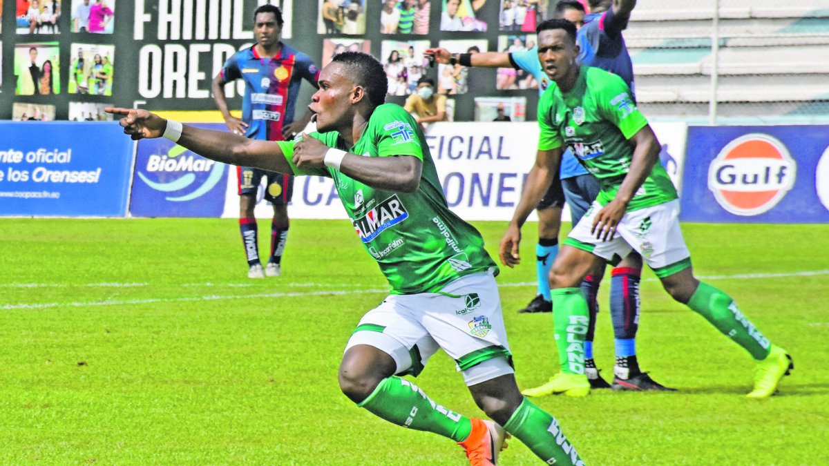 Los jugadores de Orense celebran el primer gol ante Olmedo, en el estadio Nueve de Mayo de Machala