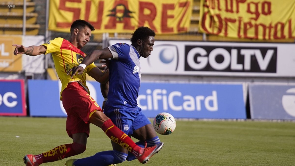 Jugadores luchando por el esférico entre Aucas y Emelec.