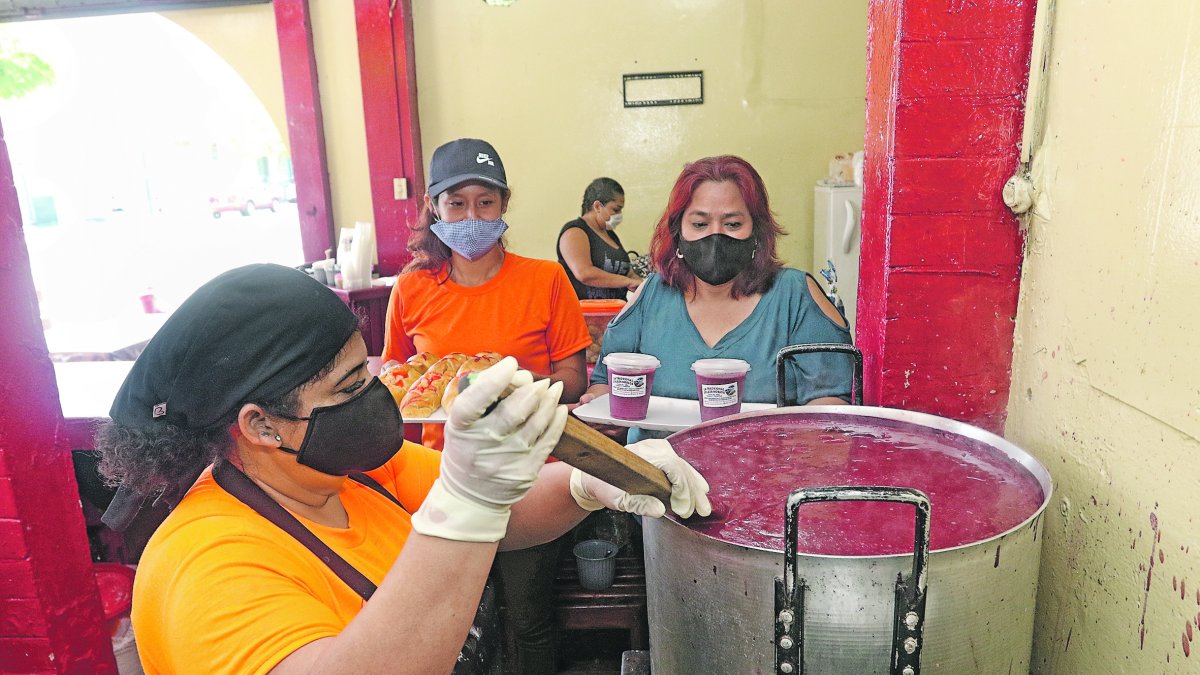 Hueca. Elena Naranjo (derecha), dueña del local Colada Morada, ubicado en Francisco Marcos y Guaranda, junto a tres de sus colaboradoras.