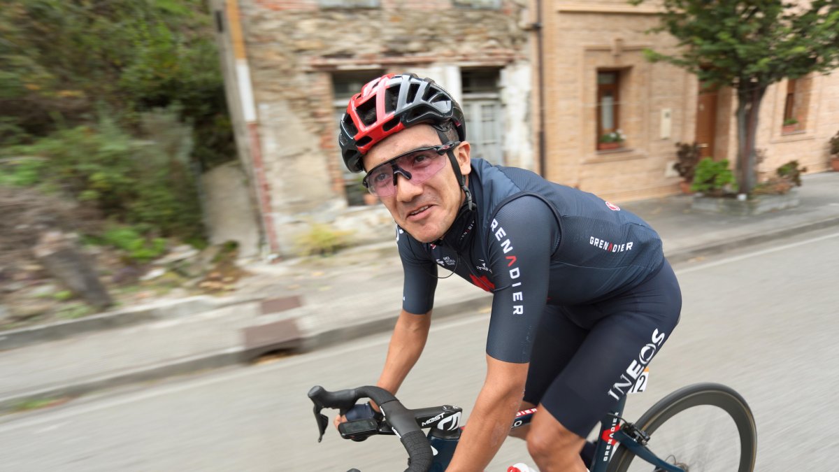 El ciclista ecuatoriano, Richard Carapaz, recupera las energías para darle con todo a la recta final de la última grande del año