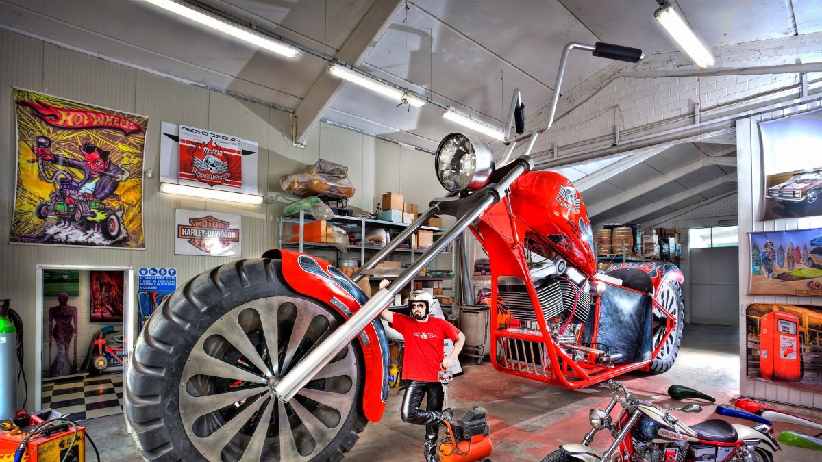 El italiano Fabio Reggiani posa junto a la moto más grande del mundo (5,10 metros y un peso de 5,5 toneladas)