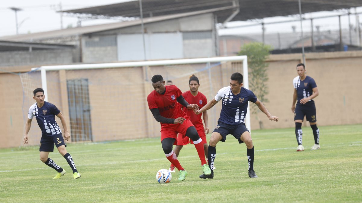 Partido. Los jugadores de CTE (azul) y Once Phillips protagonizaron uno de los duelos en la reanudación de la Amateur League UCSG. El triunfo fue para los primeros por 1-0.