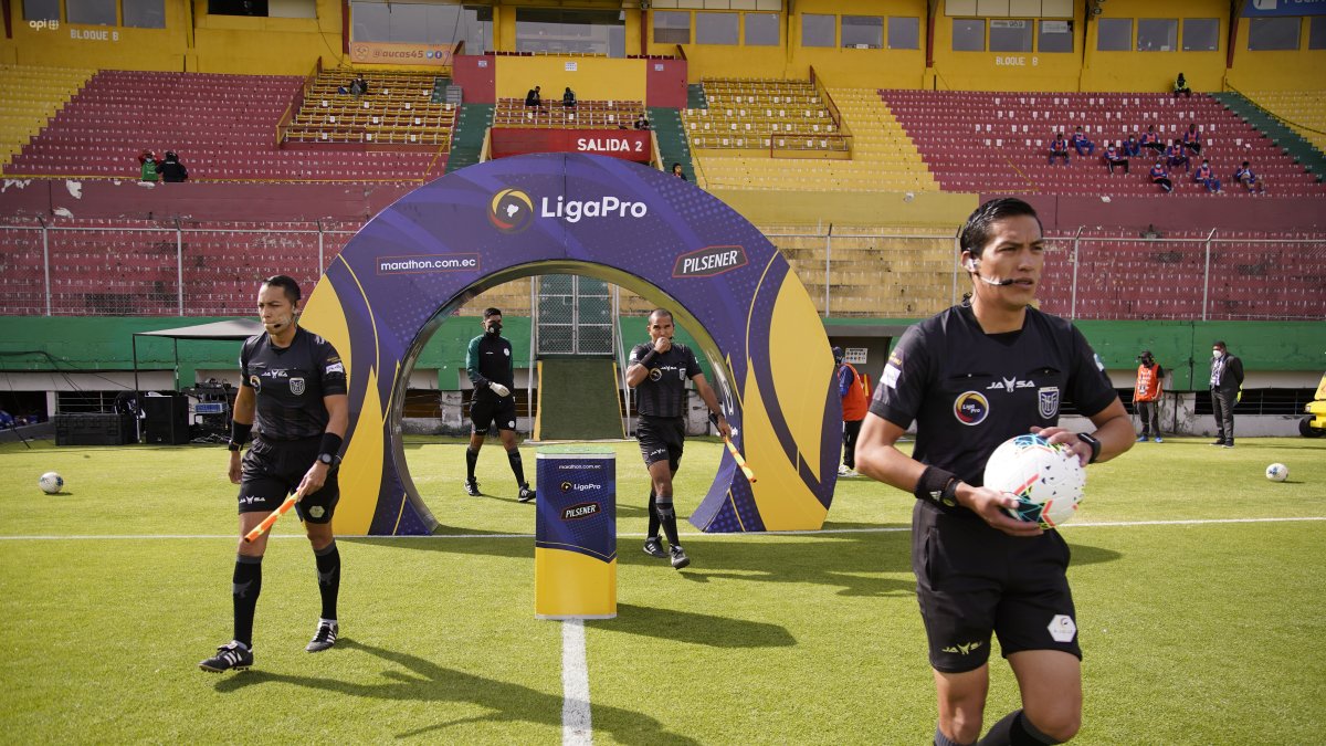 Álex Cajas (d), árbitro central del compromiso entre Aucas y Emelec, recibió algunas críticas en vista de que para muchos exageró al mostrarle una tarjeta roja a Marlon Mejía, zaguero central del Bombillo.