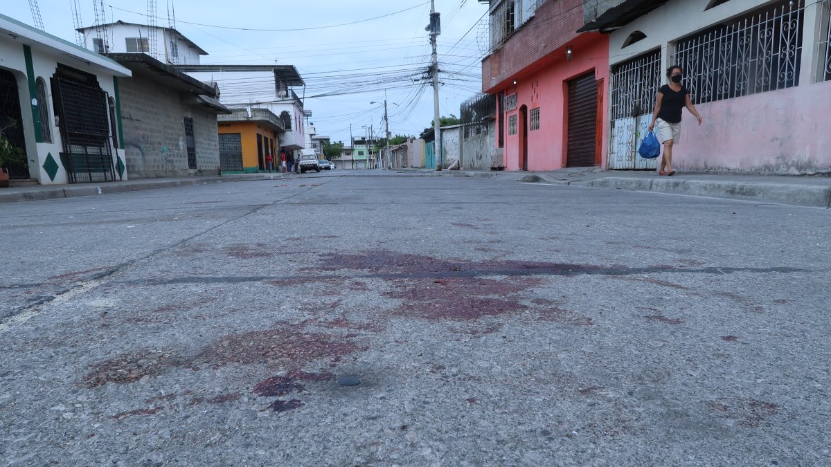 Rastros. Las manchas de sangre de las víctimas se observaban en la calle, afuera de la vivienda.