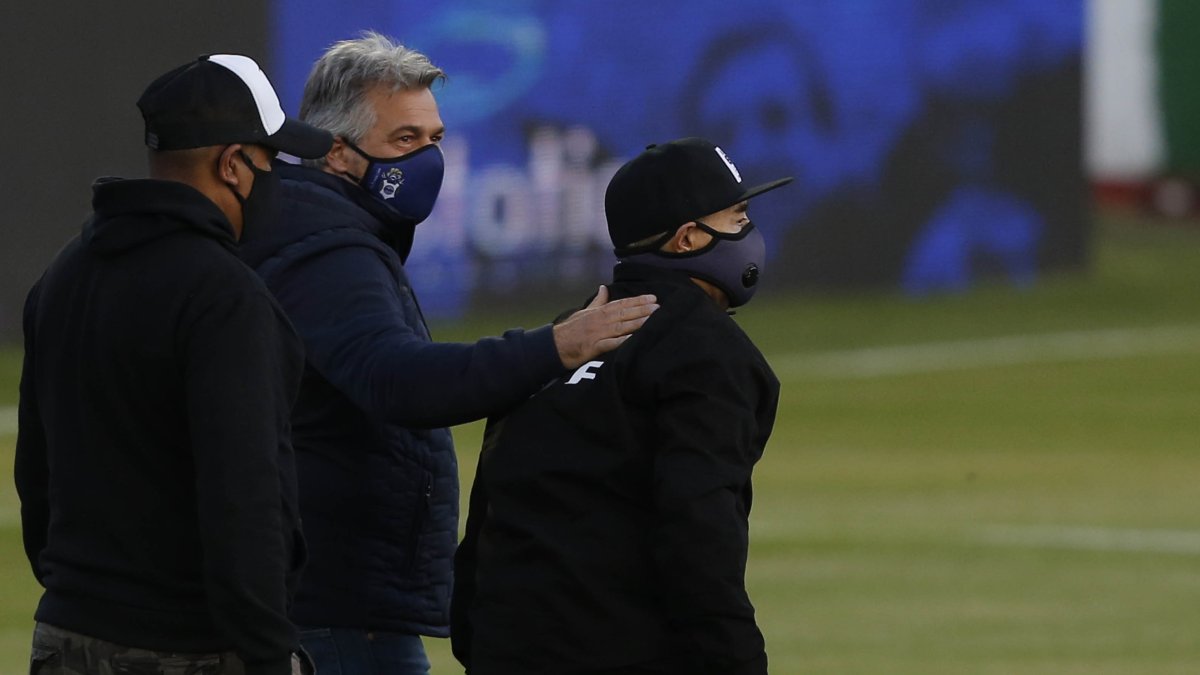 Diego Maradona fue al partido de Gimnasia pero no pudo dirigir.
