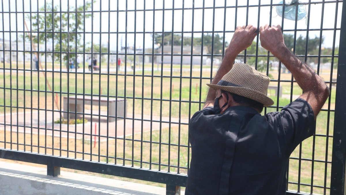 Hecho. Algunas personas recordaron a sus fallecidos desde la puerta de los camposantos.