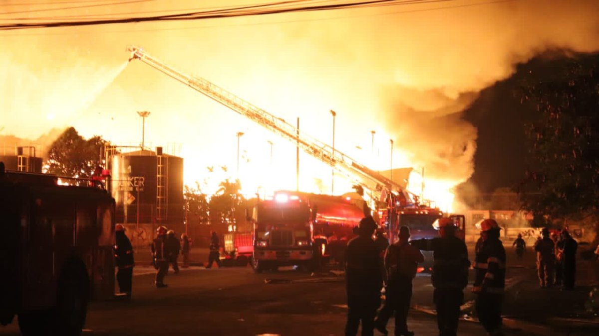 Bomberos colaboran en apagar el fuego en una empresa de Durán.