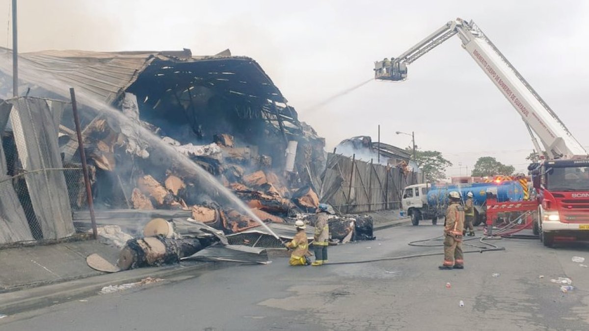 Incendio en Durán deja graves pérdidas. Los bomberos continúan con su labor.