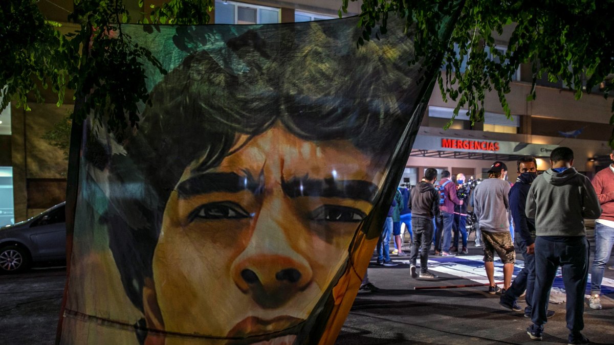 Fanáticos de Diego Maradona en las afueras del sanatorio donde está internado.