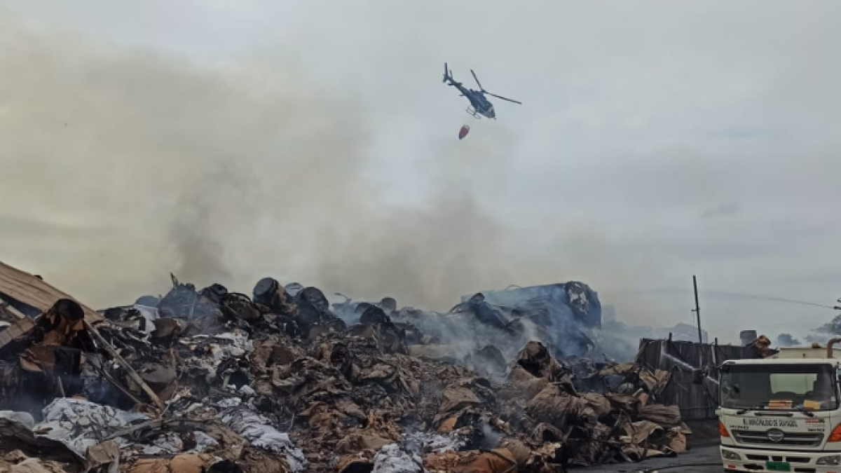 Más de 500 bomberos han participado en apagar el incendio.