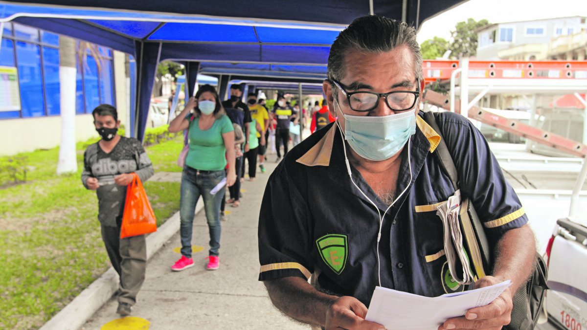 Alfredo Carrasco, presidente de la Asamblea de los Usuarios, cuando el pasado viernes 30 de octubre, fue a reclamó por planillas infladas de energía eléctrica.