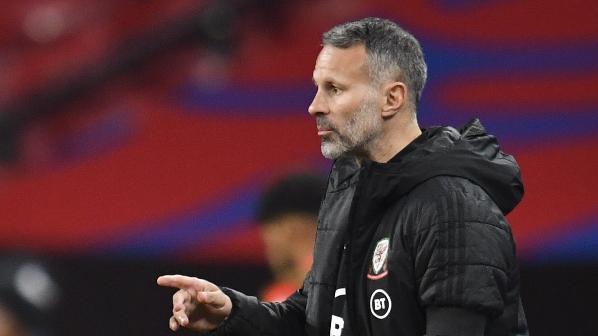Ryan Giggs, entrenador de Gales, no estará en el banquillo en los próximos tres partidos de su combinado.