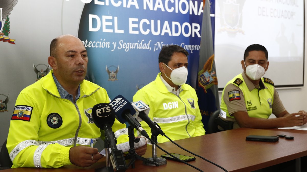 El subdirector General de Inteligencia, general Víctor Araus Macías; el director Nacional de la Dinased, general Fausto Olivo Cerda y el comandante de la Zona 8 de Policía, Cesar Zapata Correa.