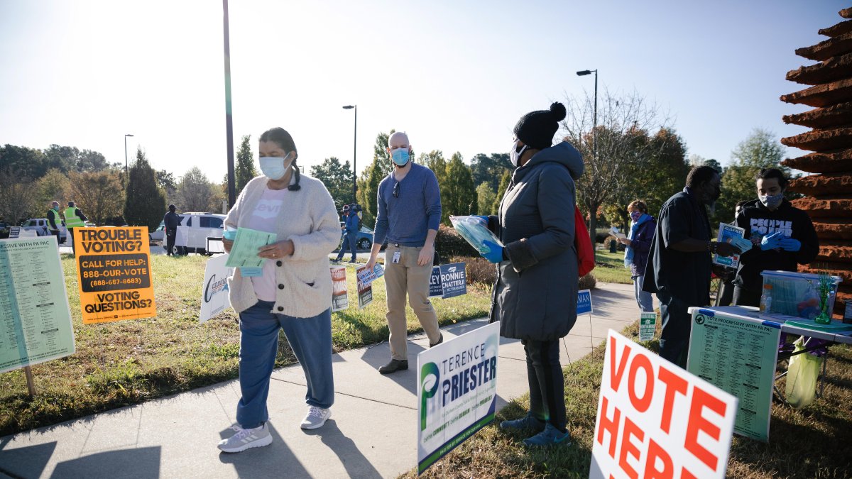 California, cuya población se aproxima a 40 millones de habitantes, tiene 55 delegados, seguido por Nueva York y Florida, con 29 cada uno.