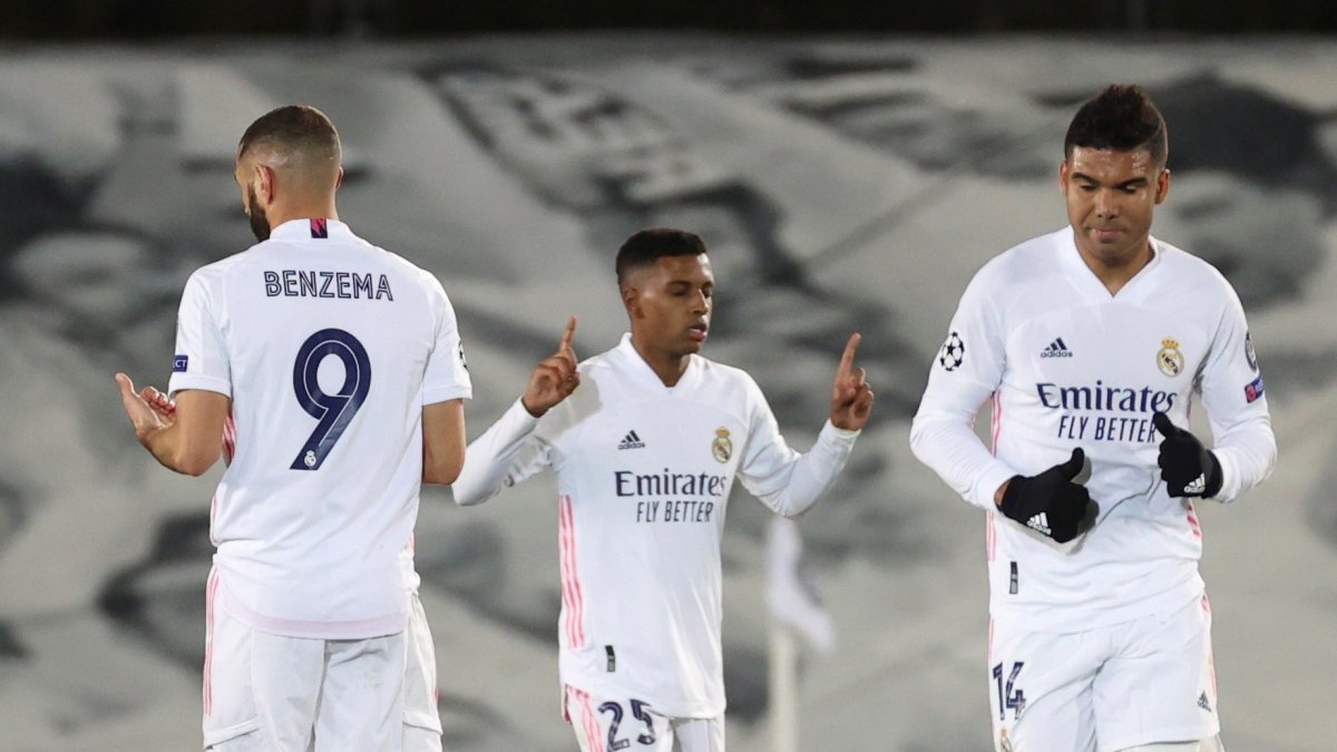 Rodrygo (c), delantero del Madrid, festeja luego de marcar el tanto de la victoria.