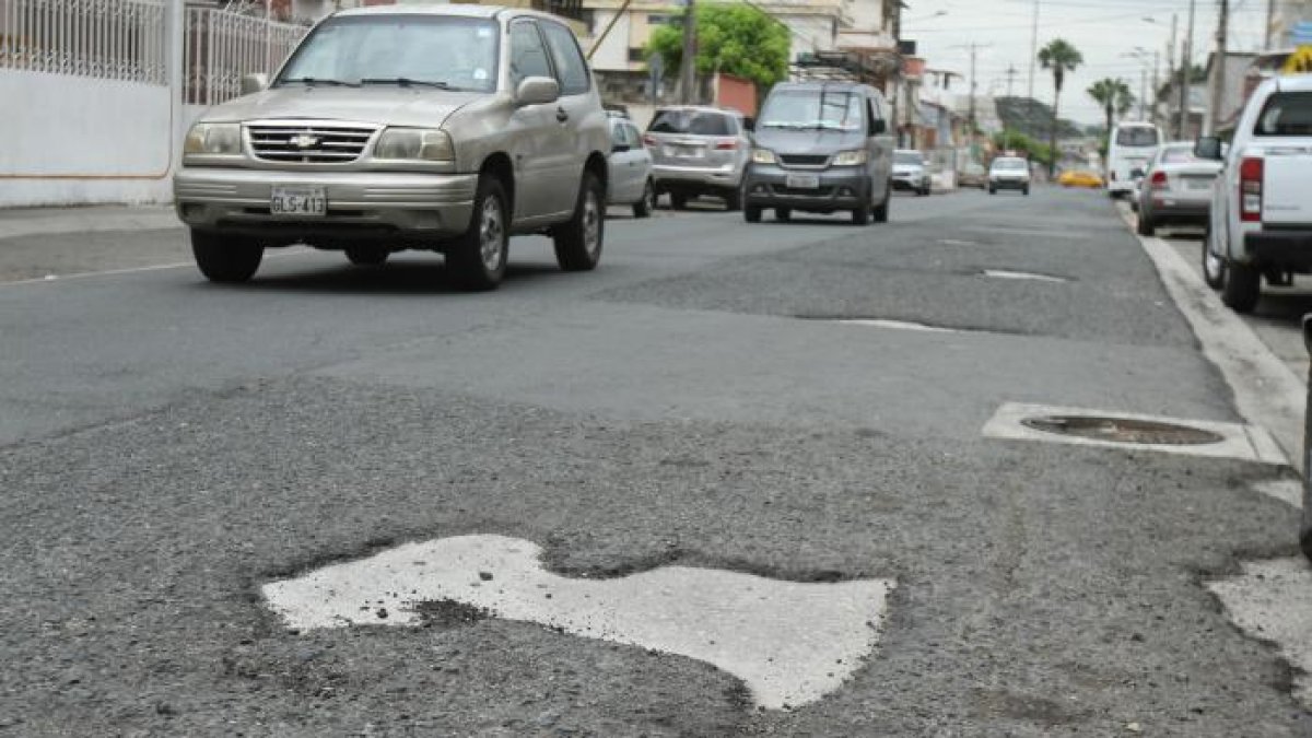 Una de las calles de la ciudadela Alborada que requiere reconstrucción.