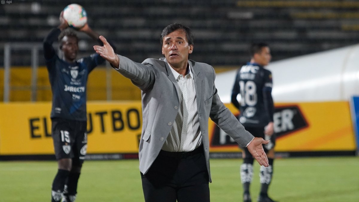 Fabián Bustos, técnico de Barcelona, ha sido criticado por sus estilo cauteloso y las variantes cuando va adelante en el marcador.