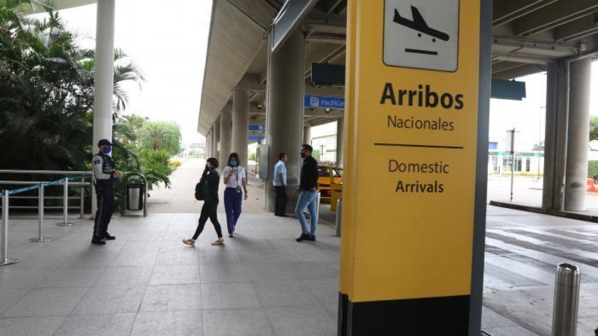 En el país se restringirá el acceso a los ciudadanos nacionales y extranjeros que se embarquen en puertos y aeropuertos provenientes del Reino Unido, Australia, Sudáfrica y de la Unión Europea,.