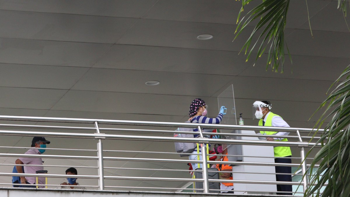 Controles. Las medidas de seguridad sanitaria son permanente, a causa del coronavirus. Esta es una de las estaciones de control en el aeropuerto José Joaquín de Olmedo.