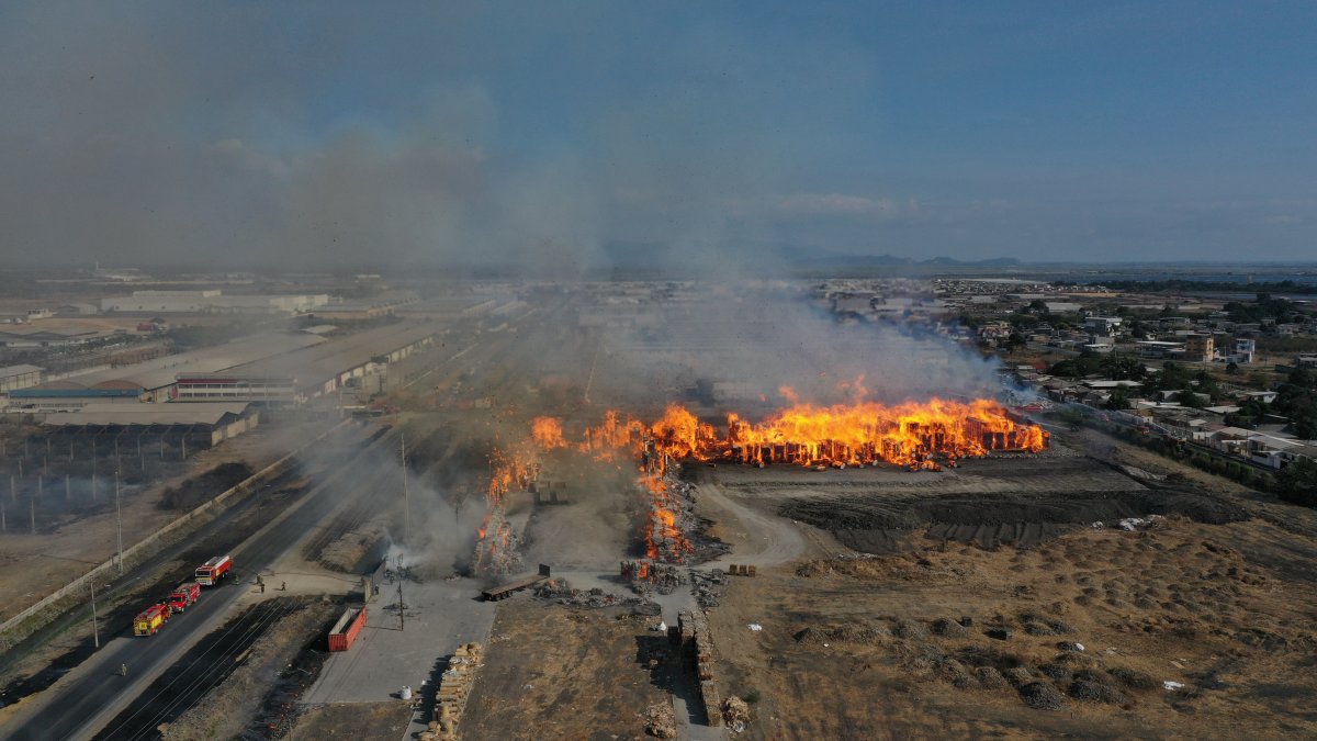 El incendio. Inició alrededor de 20:30 del lunes y fue controlado alrededor de las 04:00 del día siguiente. Ayer, por la tarde, sin embargo se reactivó.