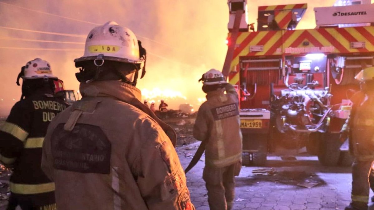 El Cuerpo de Bombero de diferentes cantones se unieron para apagar el siniestro.