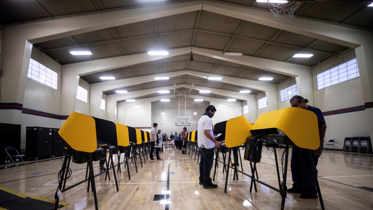 Ciudadanos votan en Salazar Park en Los Ángeles, California, este 3 de noviembre de 2020.