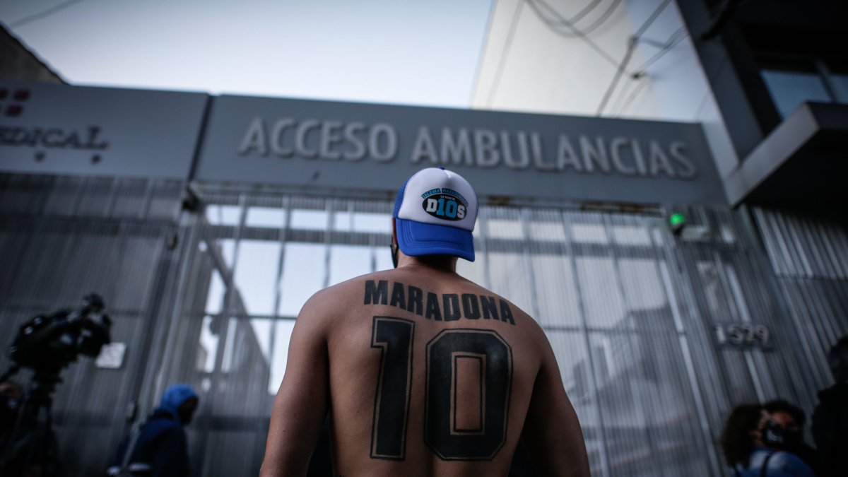 Seguidores acudieron al hospital donde Diego Armando Maradona fue operado para expresarle su apoyo