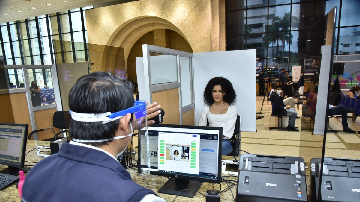 Las personas que pertenecen a grupos de atención prioritaria (tercera edad, mujeres embarazadas o personas con discapacidad) no necesitan agendar un turno, y deben acercarse directamente a una agencia.