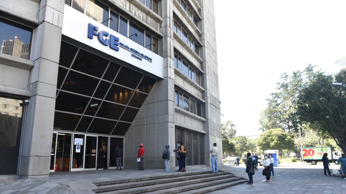 Actividades. En la Fiscalía General, en el norte de Quito, se reciben las versiones de los convocados a la diligencia.