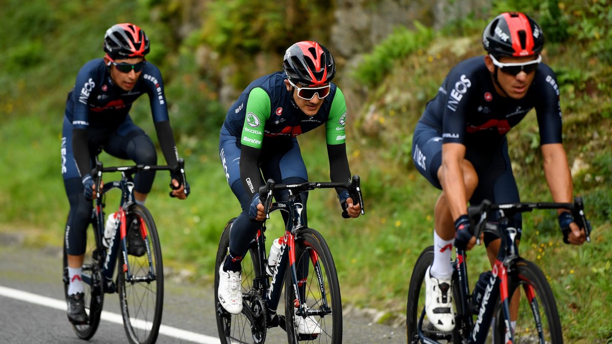 Los integrantes del Ineos Grenadiers están comprometidos en ayudar a su líder, Richard Carapaz (c), para que llegue con el maillot rojo a la meta final en Madrid.