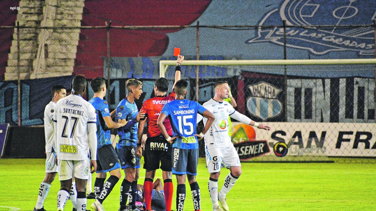 Los árbitros están en el centro de la polémica. Al inicio fue por su rendimiento en los partidos de LigaPro, pero ahora también están relacionados con sobornos.