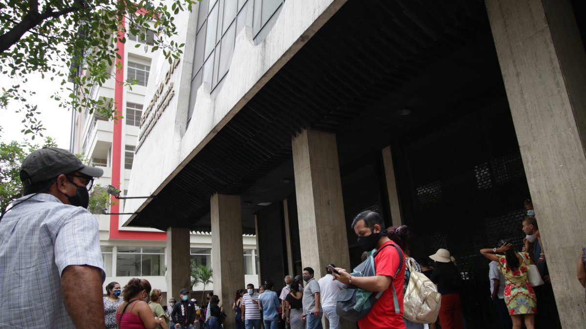 La filas y las personas sin turno fuera de la agencia del Registro Civil, ubicada en la avenida Nueva de Octubre.