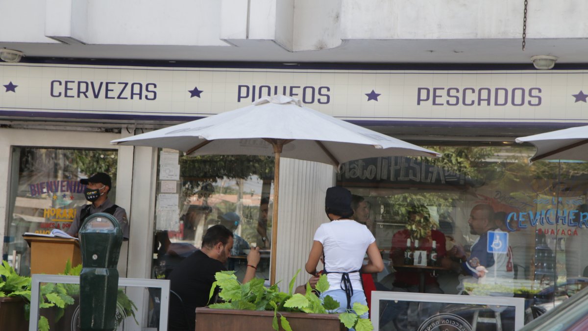 Hecho. Los restaurantes funcionarán con el 50 % de aforo.