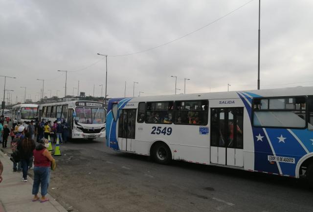 Buses de Guayaquil solo laboran hasta las seis desde este lunes