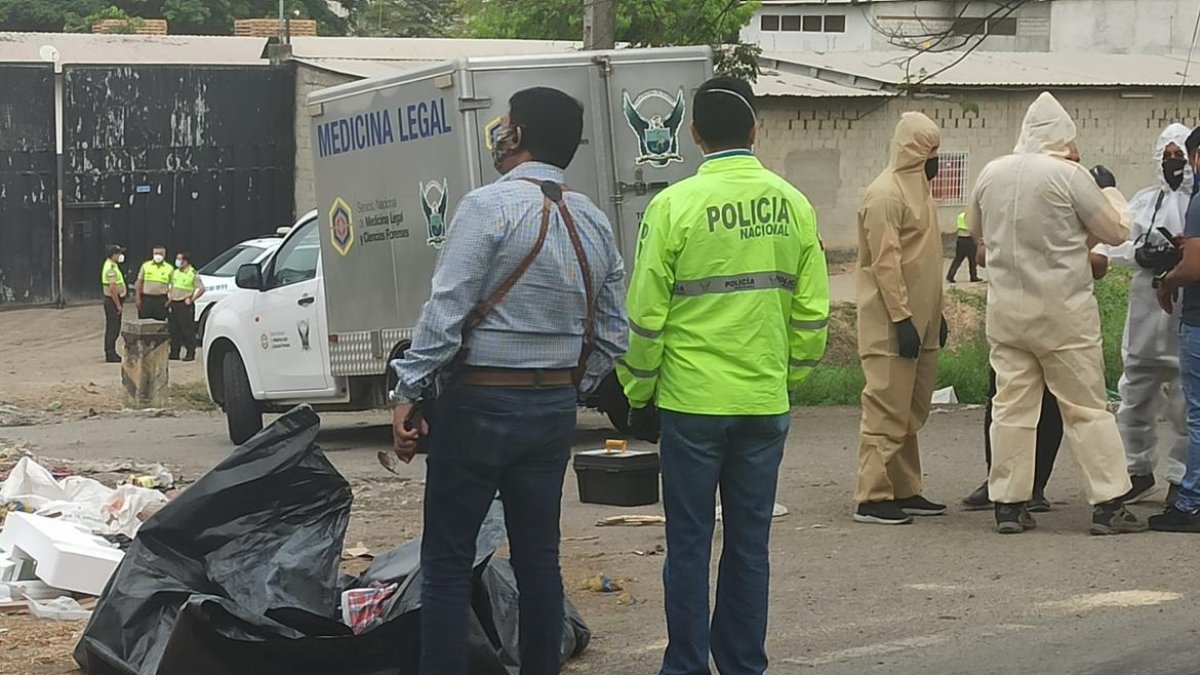 El cadáver fue hallado cerca de un botadero de basura.
