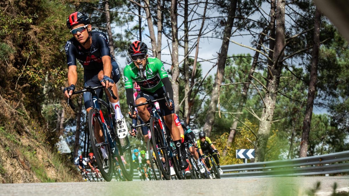 El ciclista ecuatoriano Richard Carapaz  se mantiene en el segundo lugar de la Vuelta a España.