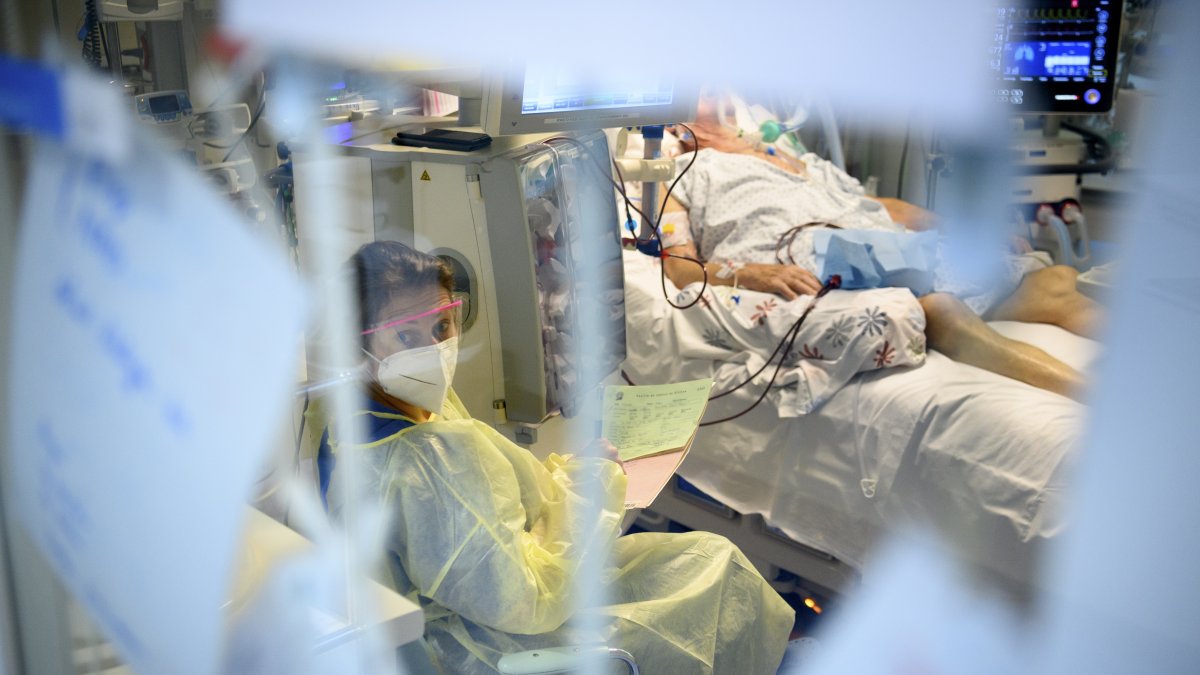 Un trabajador médico trata a un paciente con Covid-19 en la unidad de cuidados intensivos 