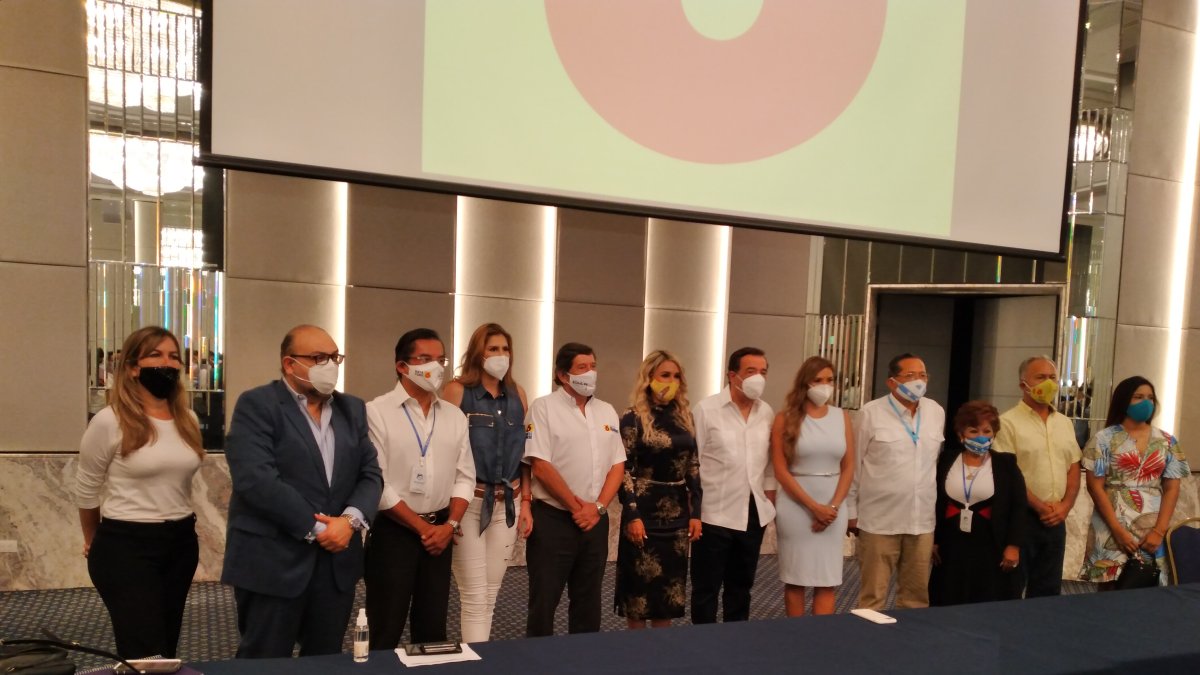 El exalcalde de Guayaquil, Jaime Nebot, junto a grupo de canditatos a asambleístas por la lista 6, durante la presentación de la propuesta socialcristiana.