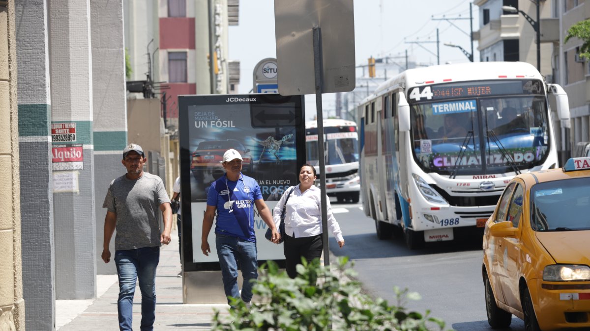 Banner publicitario que ocupa gran parte del reducido paso peatonal en Guayaquil.





Nota: Diana Sotomayor

Foto: Valentina Encalada





SEPTIEMBRE 05 Guayaquil-Ecuador

Agencia (ag-expreso)