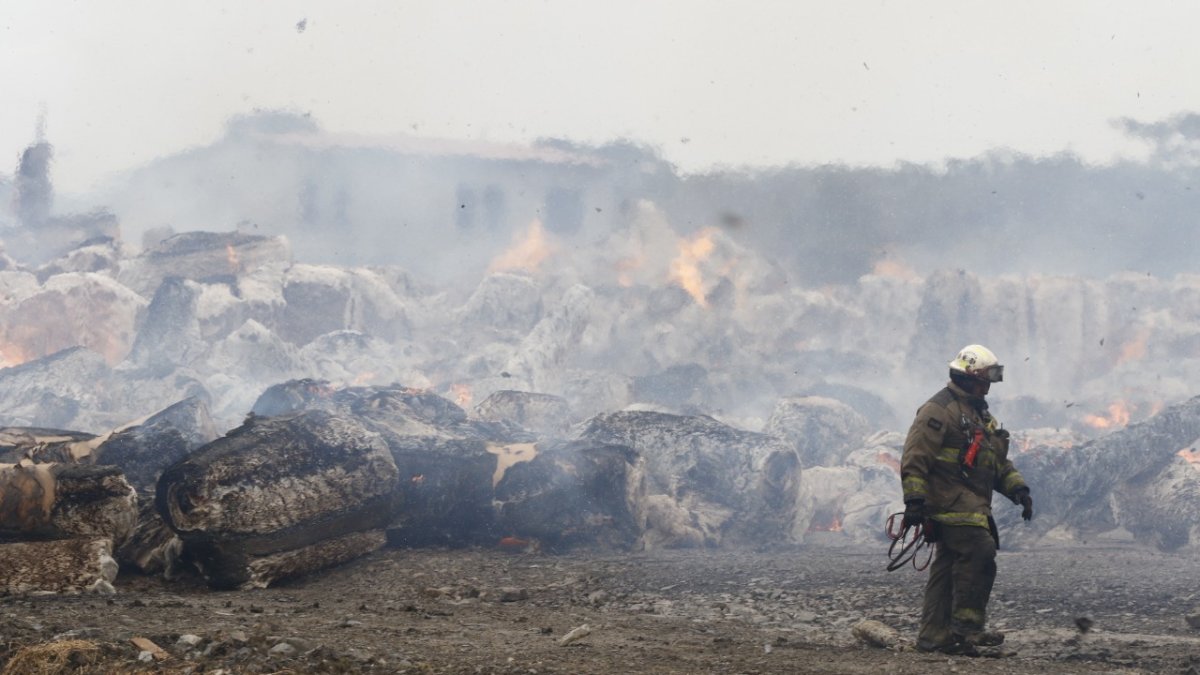 El incendio en Durán ha sido apagado por más de 500 bomberos que participaron.