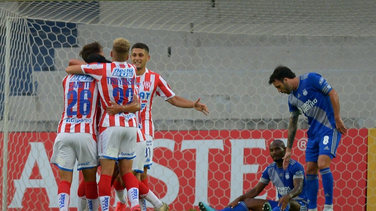 Los jugadores de Unión celebran el tanto que los pone en ventaja ante Emelec.